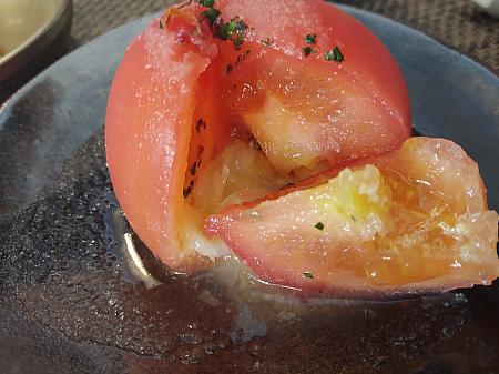 トマトサラダ。凍ったトマトの中にはホワイトアスパラガスが。