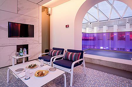 プールサイドに置かれているサンベッドや、プライベートの休息空間カバナは別途利用料が必要となります。