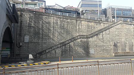 話題の韓国映画『パラサイト』の撮影地でもある紫霞門トンネルのすぐ横、というロケーション。