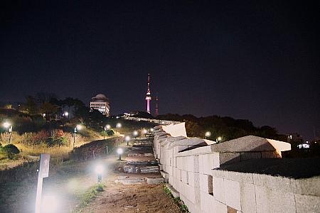 キスシーンの場面が撮影された、Nソウルタワーに続く城壁の階段（白凡広場）\n。