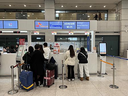 仁川空港第1ターミナルの場合、SKテレコムを含むモバイル各社の窓口は空港の左右の端に位置しています。