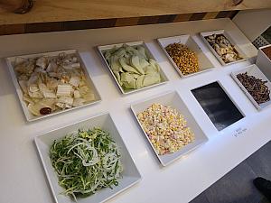 セルフコーナーで食べたいものだけ選べる！ソフトクリームも自分で作れちゃいますよ！