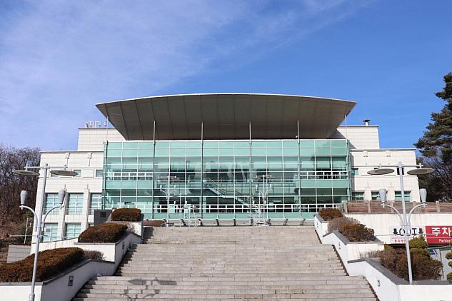 約8,000人規模、ステージとの距離が近い華亭（ファジョン）体育館