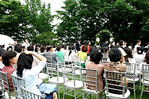 ＜テーブルセッティング＞<BR>街の結婚式場、教会などの披露宴の食事はビュッフェかカルビスープ＋料理がほとんど。テーブル中央にビールやサイダーといった飲み物が置かれ、食器もシンプルなものを使いますが、ホテルはやはりこだわりあり。デコレーション次第で雰囲気がかなり違いますね。 