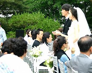 ＜テーブルセッティング＞<BR>街の結婚式場、教会などの披露宴の食事はビュッフェかカルビスープ＋料理がほとんど。テーブル中央にビールやサイダーといった飲み物が置かれ、食器もシンプルなものを使いますが、ホテルはやはりこだわりあり。デコレーション次第で雰囲気がかなり違いますね。 