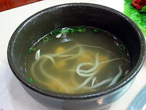 ピビンバといえば定番のコンナムルクッ（豆もやしのスープ）。ここは珍しい貝でだしをとった豆もやしスープ。
