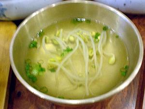 最もオーソドックスなコンナムルクッ（豆もやしのスープ）。想像通りのあっさりしたシンプルなお味。