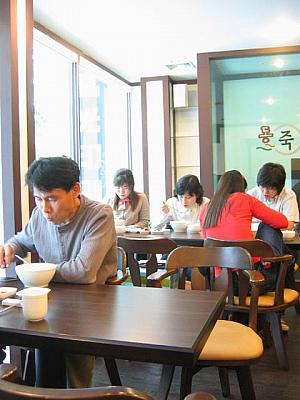 お昼には現地韓国人も多く来店。サラリーマンや若い女性のグループも。