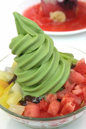 ２．｢Ice berry｣の緑茶ピンス：ソフトクリームの甘さがちょうどよかった！フルーツたっぷり。