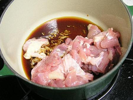 3. 鍋にニンニク、鶏肉、しょうゆ、酒を入れ火にかける。