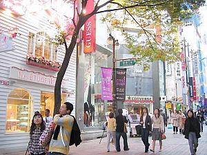 明洞・南大門市場に隣接しているのが、ココ新世界百貨店。韓国の庶民の生活を垣間見れる南大門市場からも、またお馴染みショッピング天国明洞からも徒歩でスグ！という場所に立地。
