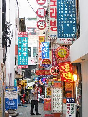 乙支路・明洞にあるロッテ百貨店。まさに、この百貨店を中心に、日本人が行動しているといっても過言ではないほど。大通りを挟んだ向こう側が明洞の街、昼も夜も賑わう韓国一の繁華街に立地。 