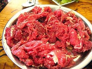 きれいな赤い色をしたお肉。シルバー色のお皿にのって登場～。