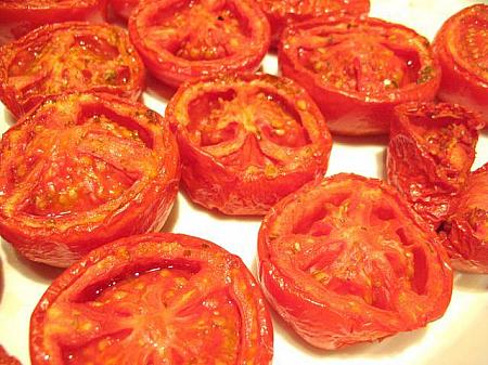 焼きトマトは何気にヒット。桃太郎のような完熟トマトの甘みにグリルの香ばしさがプラス。