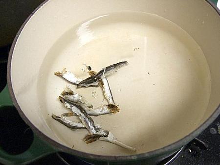 ５．鍋に水を入れて煮干をいれ火にかける。