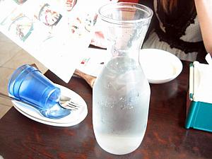プラスチックボトルに入った冷水が登場～。コップはテーブルに備え置き。　