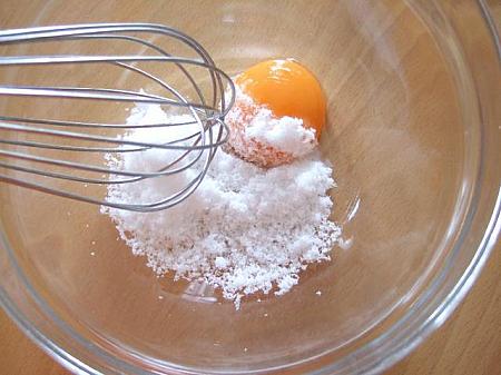 １． ボウルに卵黄、砂糖を入れる。