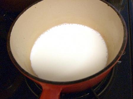 ４．鍋に牛乳を入れて沸騰寸前まで温める。