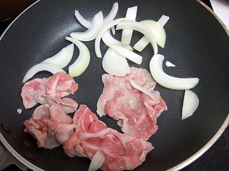 ５．フライパンにサラダ油小１をひき豚肉と玉ねぎを炒める。