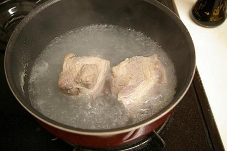 ２．沸騰したら弱火にして、30分程度煮込む。