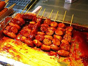 「トッコチ」とは韓国の餅（トッ）の串。トッポッキのような甘辛のタレに絡まっているものがほとんど。