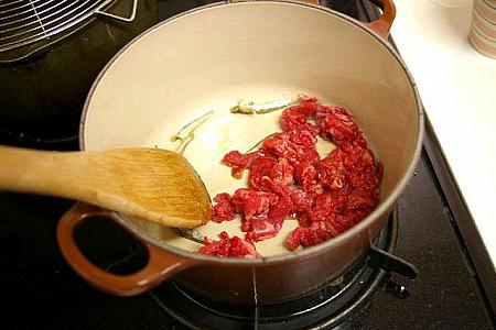 8. 香りが出てきたら牛肉を入れて、色が軽く変わるまで炒める。