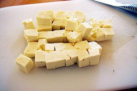 5. 豆腐は小さめの角切りに。