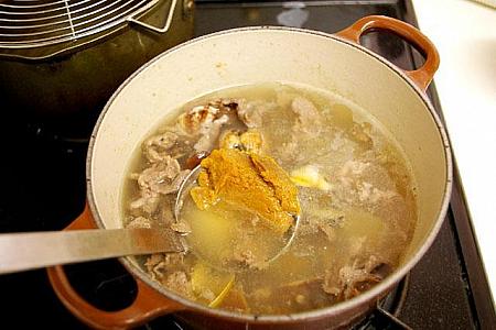 10. 水を加え沸騰したらアクをとり、味噌を入れて味を調える。