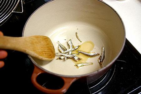 7. 鍋にごま油を入れ、煮干しを炒める。