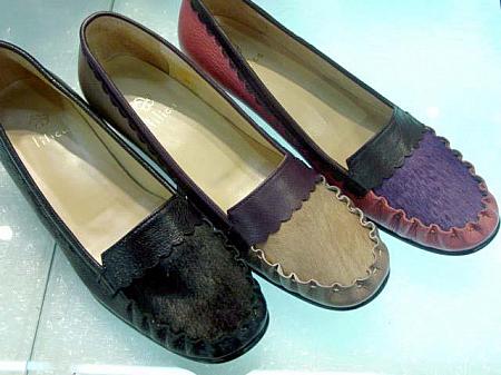 ４）ファー付き靴（パープル・ブラック・カーキ）：82,000ウォン　ドゥータ　６階 3号 ｢TYCHE｣　02−3398−7631