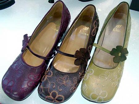 ３）花柄ステッチの靴（パープル・ブラック・モスグリーン）：85,000ウォン　ドゥータ　６階 3号 ｢TYCHE｣　02−3398−7631
