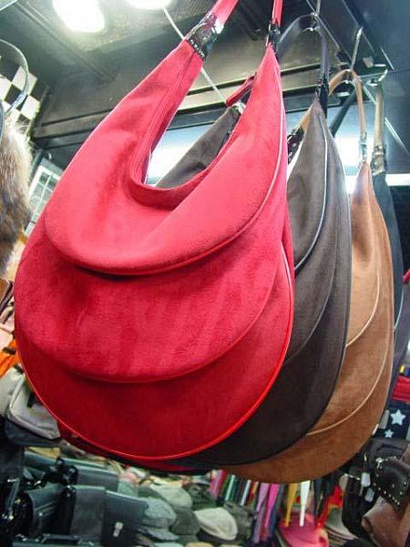 オリジナルバッグ。スウェードチックな素材でできています。個 性的なデザインがポイント！価格：45,000ウォン 