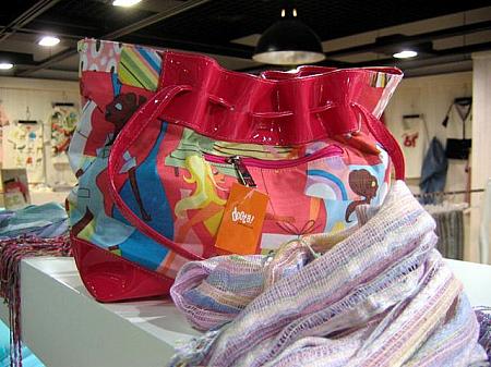 カラフルな洋服をさらに引き立てるアイテムと活躍しそうなバッグ。ピンクのエナメルが春夏にピッタリです。36,000ウォン