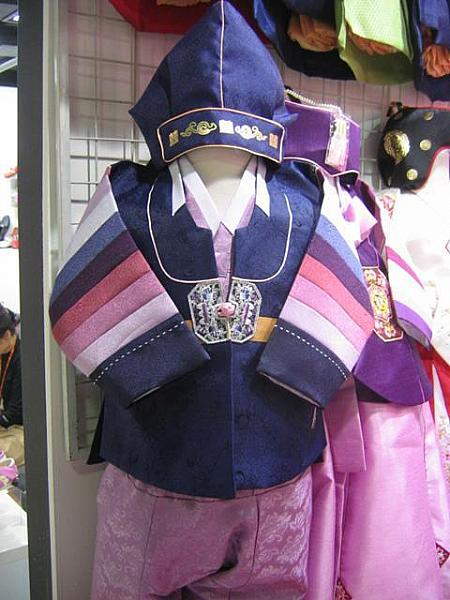 男の子用の韓服。女の子用に負けないキレイな配色ですね。65,000ウォン