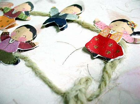 かわいらしい伝統衣装を身につけた子供たち。麻紐を飾って、趣ある雰囲気に～。お友達に送りたいキュートなカード。　1200ウォン 
