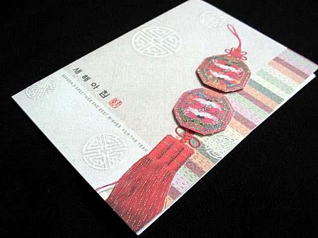 韓服につける飾り、ノリゲが描かれたカード。華やかなこのカラー＆色使いがいかにも韓国らしくステキです。　1200ウォン 