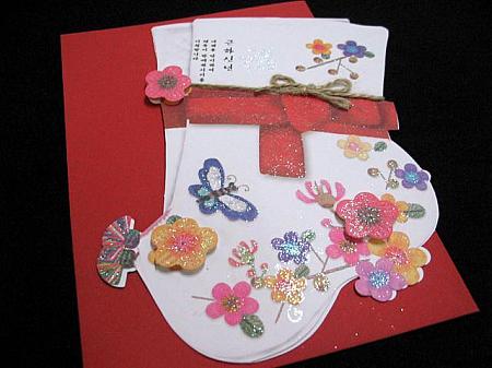 カードそのものが韓国の足袋「ポソン」になっているもの！ラメのふられた花も可愛らしさをさらにアップさせていま～す！1200ウォン