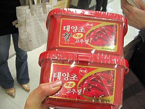 コチュジャン。日本でもかなりこのコチュジャンを愛用。いろんなお料理に入れてアレンジされるそうです。断然韓国で買うほうが安いとか。