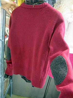 後ろを見ると肘当てのついたセーターも人気！29,000ウォン