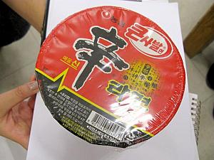 韓国のラーメンと言ったらやっぱりこれが有名！「辛ラーメン」のカップ麺（大）