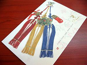 伝統衣装に使われる道具を韓国らしい色調で。（1,200ウォン）