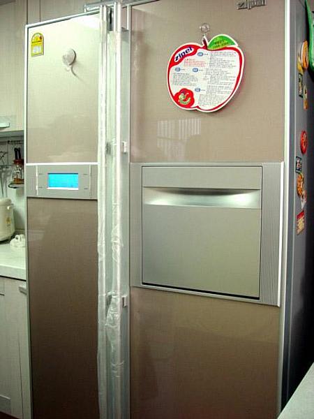 ＜大型冷蔵庫｢Zipel｣。子供用の小さな扉付き＞