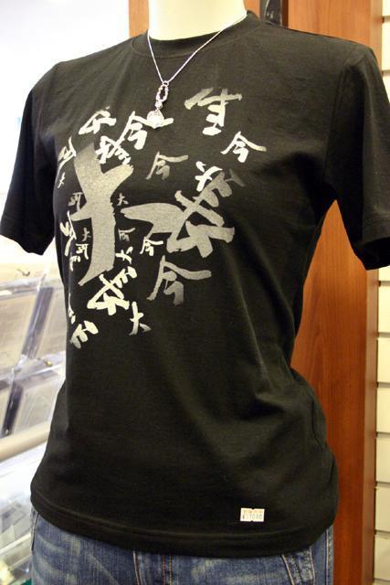 ☆｢大長今｣Tシャツ（３７.０００ウォン）カラーは黒と白あり。