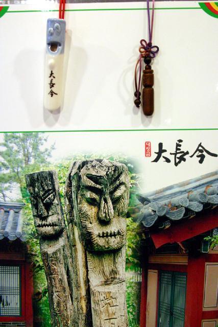 ☆笛ペンダント（１５.０００ウォン）＆携帯ストラップ（１２.０００ウォン）（左）笛になっている陶器のペンダント
（右）将軍を彫った木製の携帯ストラップ