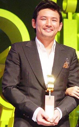 ファン・ジョンミン （｢甘い人生｣）<BR> 今年（2005年）の7月に行われた大鐘映画賞に続いて、映画｢甘い人生｣で助演男優賞を獲得。 