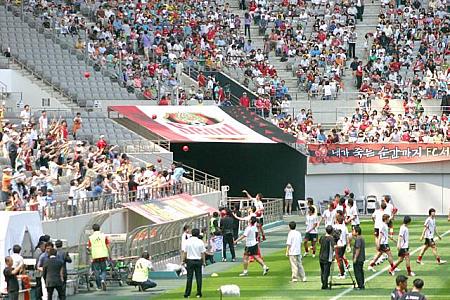 ＦＣソウルの選手たちは赤いボールを観客席に投げ入れるファンサービス。