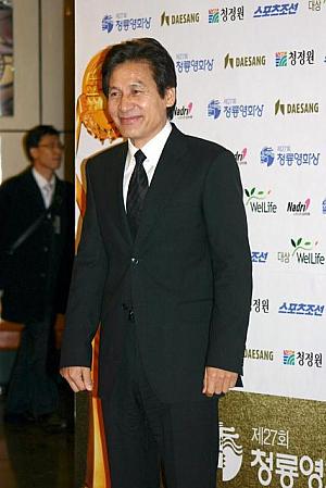 ＜アン・ソンギ＞
｢大韓民国映画賞｣では毎年恒例の司会。青龍賞では｢ラジオスター｣でパク・チュンフンと共に主演男優賞ノミネート。 