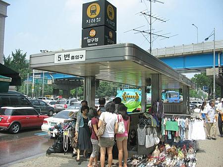 １．地下鉄３号線アックジョン（狎鴎亭・Apgujeong・336）駅５番出口を出て 