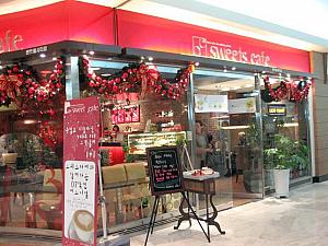 赤い看板が目印のかわいいカフェ
「sweets cafe」 
