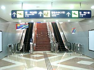 （６）エスカレーターを上がれば、国際線ターミナルの１階に到着！
